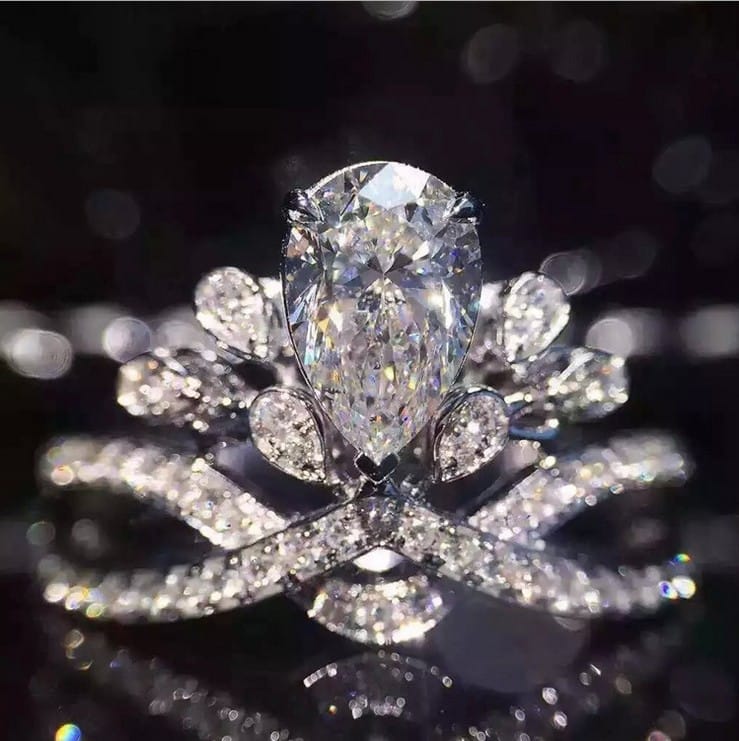 Internet celebrity's same - style luxury water - drop pear - shaped crown ring, European and American simulation diamond ring, colored gemstone ring. - Image 4