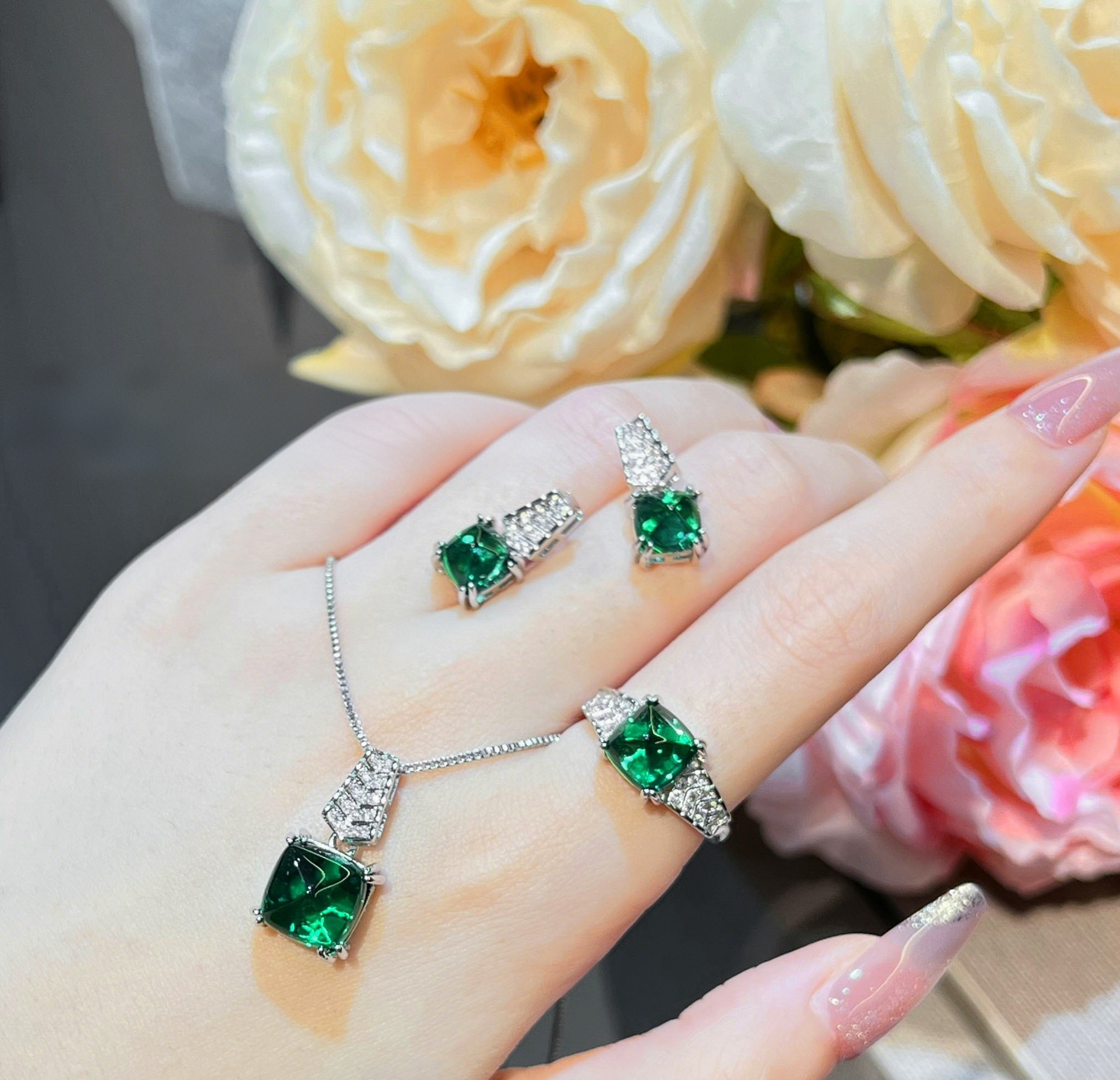 Luxury luxury color treasure ring high carbon diamond high sense pendant necklace emerald earrings earrings set - Image 6