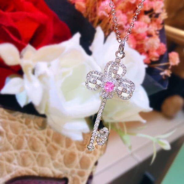 Luxury full diamond niche design Iris pollen diamond Key necklace Argyll pink diamond pendant - Image 3