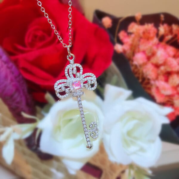 Luxury full diamond niche design Iris pollen diamond Key necklace Argyll pink diamond pendant - Image 2