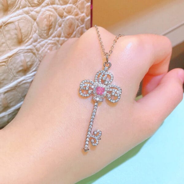 Luxury full diamond niche design Iris pollen diamond Key necklace Argyll pink diamond pendant - Image 4